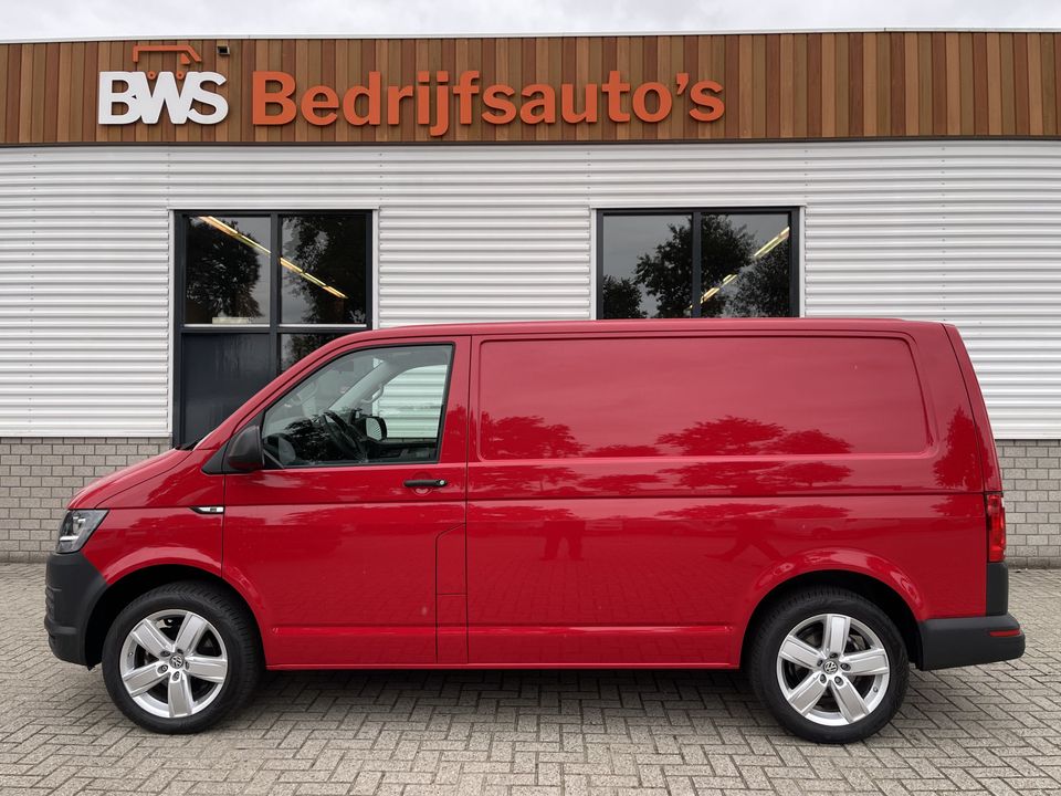 Volkswagen Transporter 2.0 TDI 102pk L1H1 Comfortline / vaste prijs rijklaar € 17.950 ex btw / lease vanaf € 348 / airco / cruise control / trekhaak 2200 kg / 18 Inch lichtmetalen velgen met nieuwe 4-seizoenen Vredestein banden !