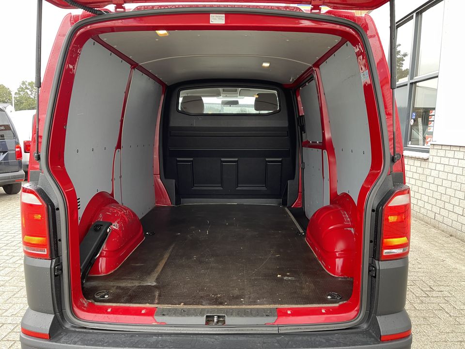 Volkswagen Transporter 2.0 TDI 102pk L1H1 Comfortline / vaste prijs rijklaar € 16.950 ex btw / lease vanaf € 348 / airco / cruise control / trekhaak / euro 6 / 18 Inch lichtmetalen velgen met nieuwe 4-seizoenen Vredestein banden !