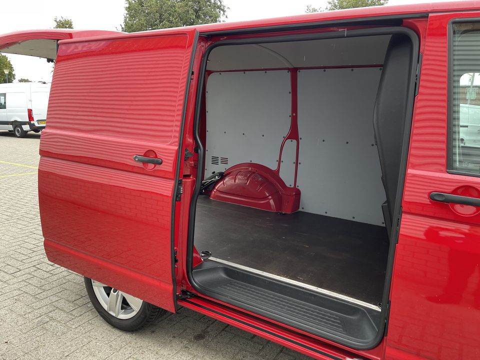 Volkswagen Transporter 2.0 TDI 102pk L1H1 Comfortline / vaste prijs rijklaar € 16.950 ex btw / lease vanaf € 348 / airco / cruise control / trekhaak / euro 6 / 18 Inch lichtmetalen velgen met nieuwe 4-seizoenen Vredestein banden !