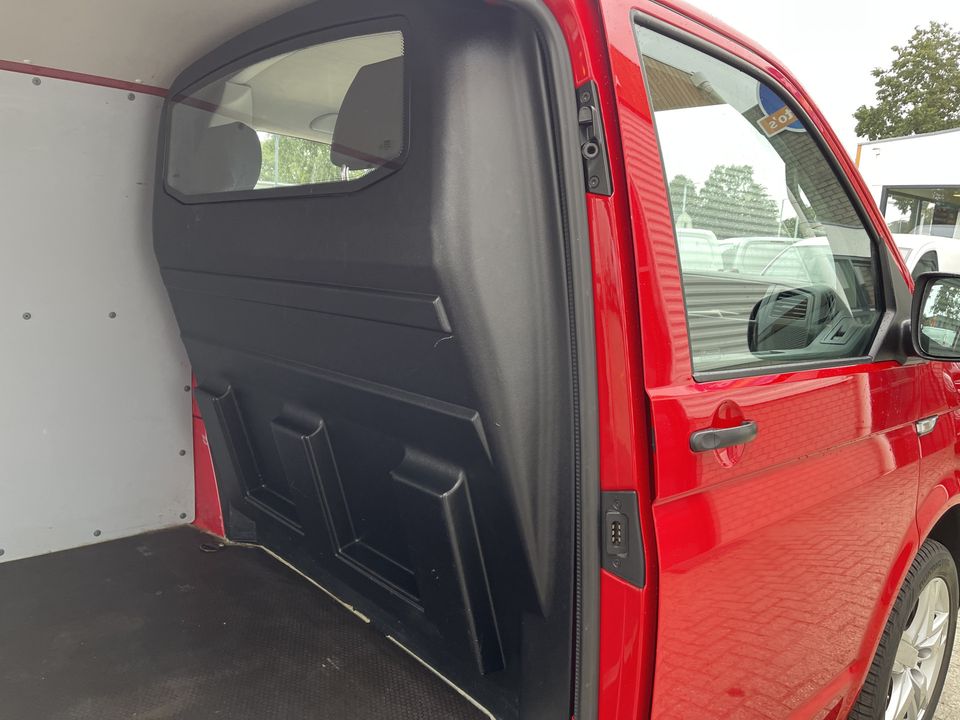 Volkswagen Transporter 2.0 TDI 102pk L1H1 Comfortline / vaste prijs rijklaar € 17.950 ex btw / lease vanaf € 348 / airco / cruise control / trekhaak 2200 kg / 18 Inch lichtmetalen velgen met nieuwe 4-seizoenen Vredestein banden !