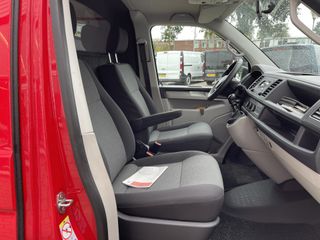 Volkswagen Transporter 2.0 TDI 102pk L1H1 Comfortline / vaste prijs rijklaar € 16.950 ex btw / lease vanaf € 348 / airco / cruise control / trekhaak / euro 6 / 18 Inch lichtmetalen velgen met nieuwe 4-seizoenen Vredestein banden !