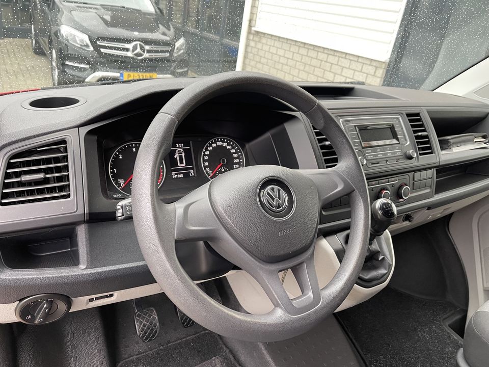 Volkswagen Transporter 2.0 TDI 102pk L1H1 Comfortline / vaste prijs rijklaar € 17.950 ex btw / lease vanaf € 348 / airco / cruise control / trekhaak 2200 kg / 18 Inch lichtmetalen velgen met nieuwe 4-seizoenen Vredestein banden !