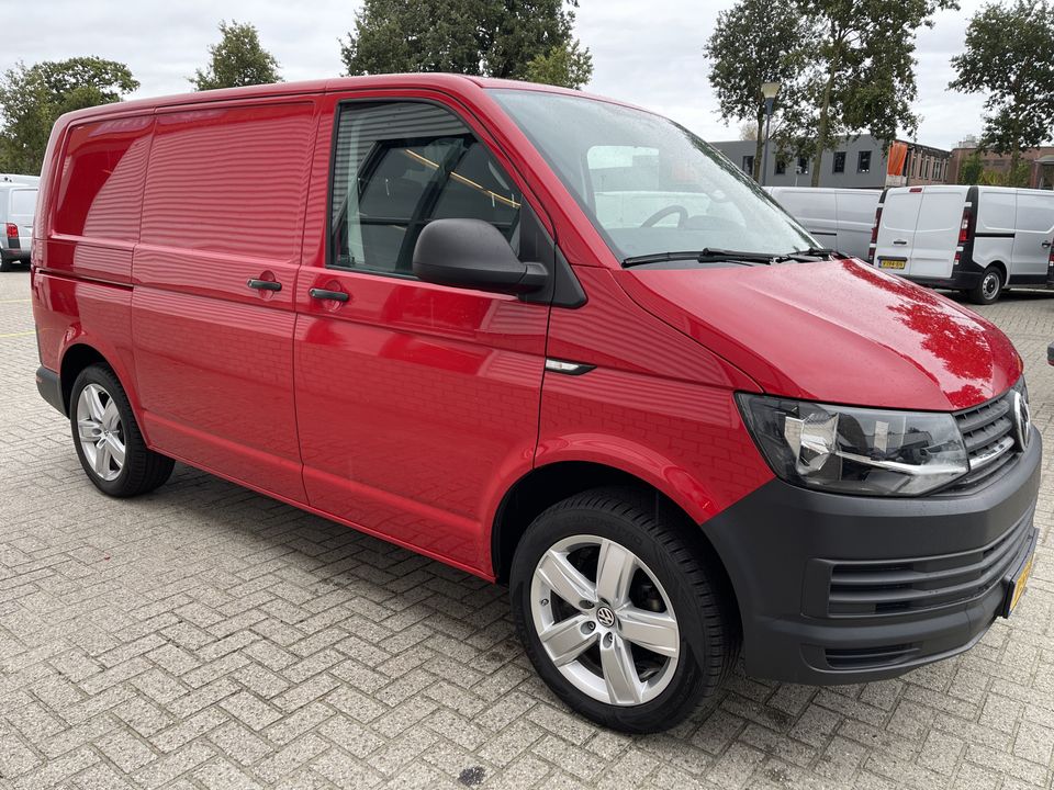 Volkswagen Transporter 2.0 TDI 102pk L1H1 Comfortline / vaste prijs rijklaar € 16.950 ex btw / lease vanaf € 348 / airco / cruise control / trekhaak / euro 6 / 18 Inch lichtmetalen velgen met nieuwe 4-seizoenen Vredestein banden !