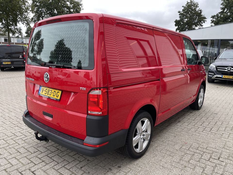 Volkswagen Transporter 2.0 TDI 102pk L1H1 Comfortline / vaste prijs rijklaar € 16.950 ex btw / lease vanaf € 348 / airco / cruise control / trekhaak / euro 6 / 18 Inch lichtmetalen velgen met nieuwe 4-seizoenen Vredestein banden !