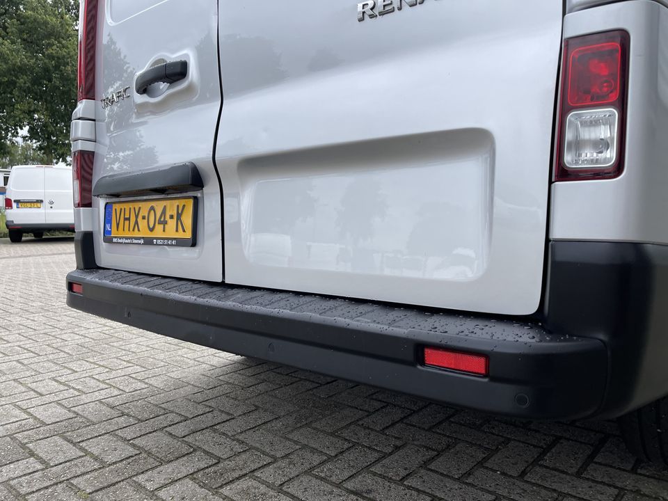 Renault Trafic 2.0 dCi 120pk T29 L2H1 Work Edition / rijklaar € 20.450 ex btw / lease vanaf € 366 / zilver metallic / airco / cruise / navi / achteruit rijcamera / bijrijdersbank