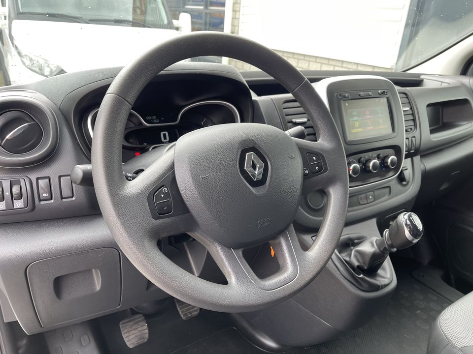 Renault Trafic 2.0 dCi 120pk T29 L2H1 Work Edition / rijklaar € 20.450 ex btw / lease vanaf € 366 / zilver metallic / airco / cruise / navi / achteruit rijcamera / bijrijdersbank