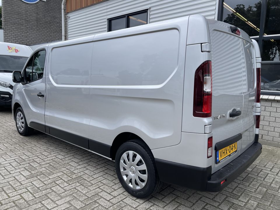 Renault Trafic 2.0 dCi 120pk T29 L2H1 Work Edition / rijklaar € 20.450 ex btw / lease vanaf € 366 / zilver metallic / airco / cruise / navi / achteruit rijcamera / bijrijdersbank