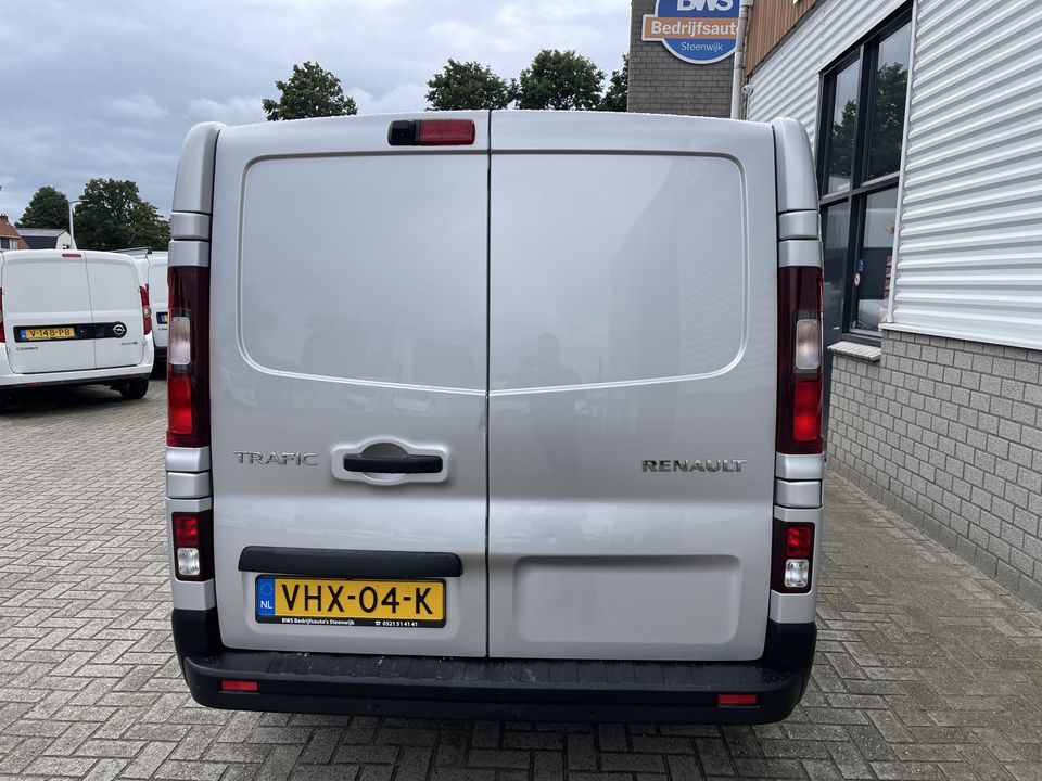 Renault Trafic 2.0 dCi 120pk T29 L2H1 Work Edition / rijklaar € 20.450 ex btw / lease vanaf € 366 / zilver metallic / airco / cruise / navi / achteruit rijcamera / bijrijdersbank