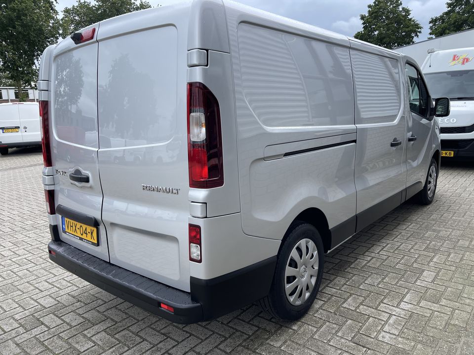 Renault Trafic 2.0 dCi 120pk T29 L2H1 Work Edition / rijklaar € 20.450 ex btw / lease vanaf € 366 / zilver metallic / airco / cruise / navi / achteruit rijcamera / bijrijdersbank