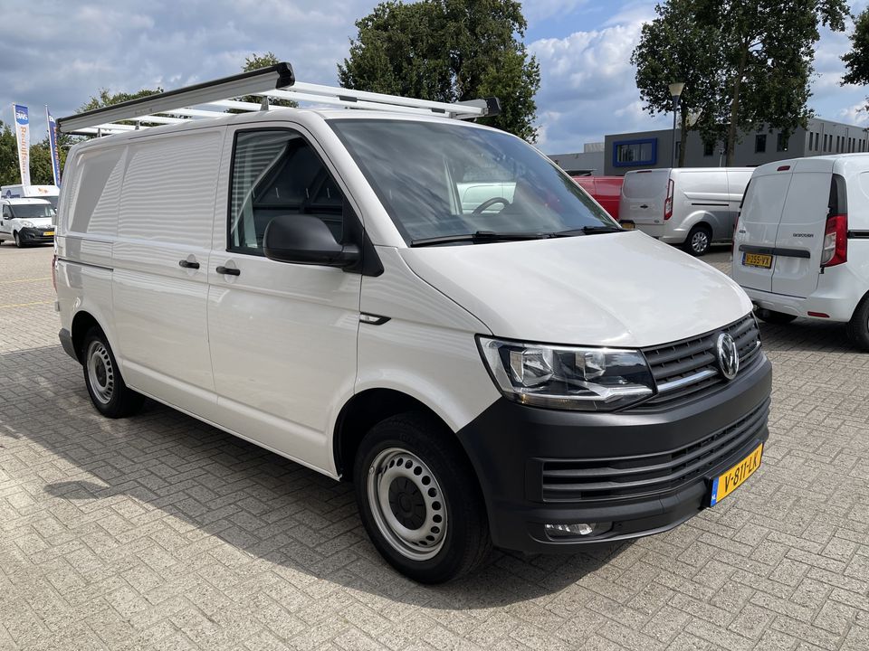 Volkswagen Transporter 2.0 TDI 102pk L1H1 Trendline / vaste prijs rijklaar € 16.950 ex btw / lease vanaf € 329 / airco / cruise / bijrijdersbank / imperial / ingerichte laadruimte met sloten !