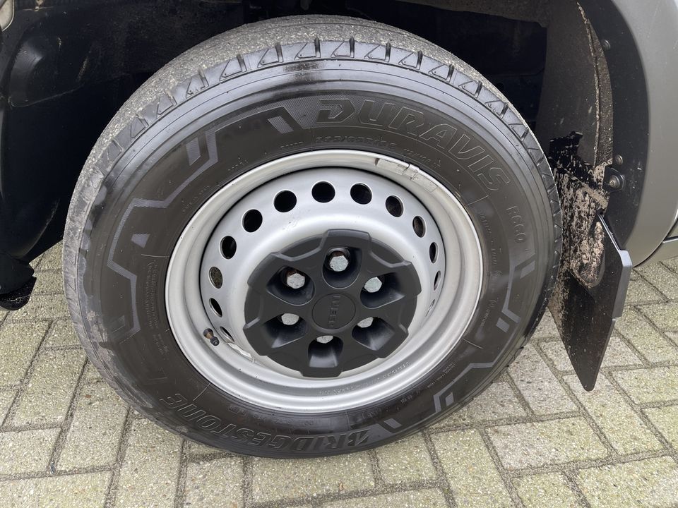 Iveco Daily 35S14H 2.3 automaat / bakwagen met Zepro ( Hiab ) laadklep / rijklaar € 30.950 ex btw / lease vanaf € 554 / cruise en climate control / standkachel / zijdeur / bijrijdersbank !