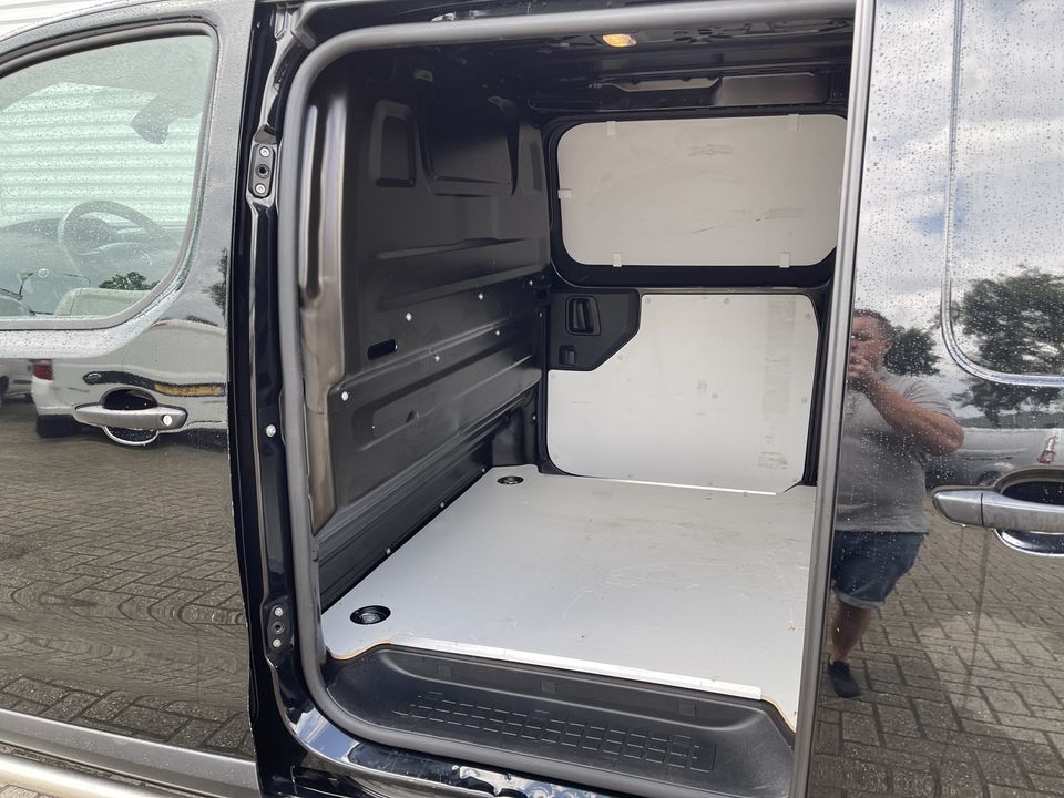 Opel Vivaro 1.5 CDTI 120pk L2H1 Edition / vaste prijs rijklaar € 20.950 ex btw / lease vanaf € 375 / dubbele schuifdeur / airco / cruise / camera / trekhaak / pdc voor en achter !