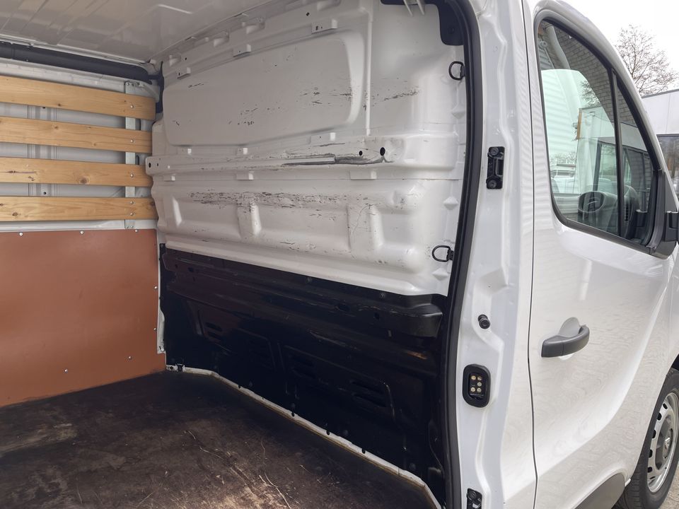 Renault Trafic 1.6 dCi T29 L2H1 Comfort / vaste prijs rijklaar € 16.950 ex btw / lease vanaf € 311 / airco / cruise / navi / pdc achter / bijrijdersbank / lat om lat betimmering !