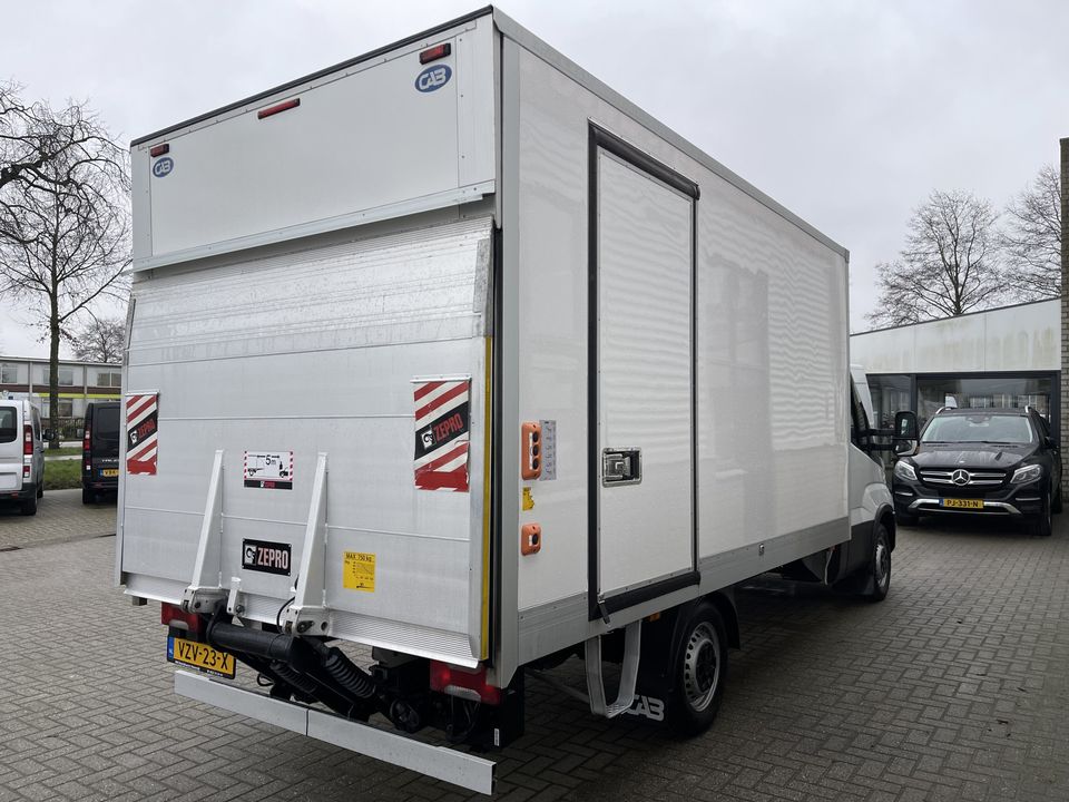 Iveco Daily 35S14H 2.3 automaat / bakwagen met laadklep / L 410 cm x B 210 cm x H 200 cm / rijklaar € 30.950 ex btw / lease vanaf € 554 / cruise en climate control / chauffeurs pakket !