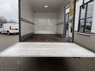 Iveco Daily 35S14H 2.3 automaat / bakwagen met laadklep / L 410 cm x B 210 cm x H 200 cm / rijklaar € 30.950 ex btw / lease vanaf € 554 / cruise en climate control / chauffeurs pakket !