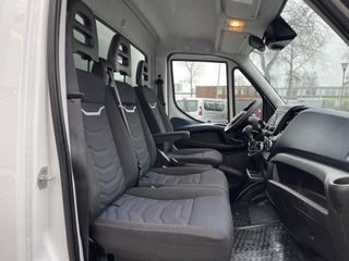 Iveco Daily 35S14H 2.3 automaat / bakwagen met laadklep / L 410 cm x B 210 cm x H 200 cm / rijklaar € 30.950 ex btw / lease vanaf € 554 / cruise en climate control / chauffeurs pakket !