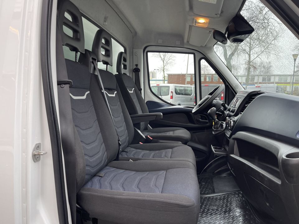 Iveco Daily 35S14H 2.3 automaat / bakwagen met laadklep / L 410 cm x B 210 cm x H 200 cm / rijklaar € 30.950 ex btw / lease vanaf € 554 / cruise en climate control / chauffeurs pakket !