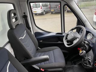 Iveco Daily 35S14H 2.3 automaat / bakwagen met laadklep / L 410 cm x B 210 cm x H 200 cm / rijklaar € 30.950 ex btw / lease vanaf € 554 / cruise en climate control / chauffeurs pakket !