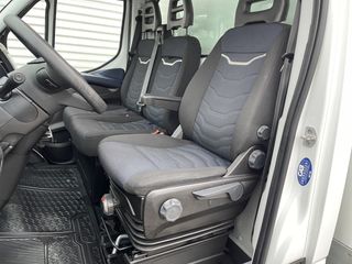 Iveco Daily 35S14H 2.3 automaat / bakwagen met laadklep / L 410 cm x B 210 cm x H 200 cm / rijklaar € 30.950 ex btw / lease vanaf € 554 / cruise en climate control / chauffeurs pakket !