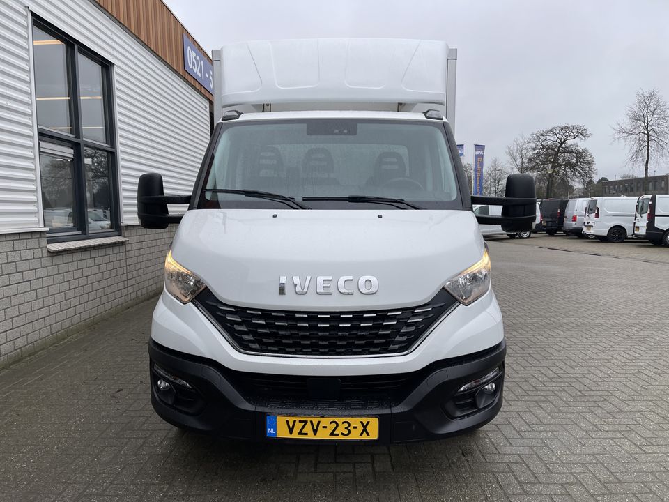 Iveco Daily 35S14H 2.3 automaat / bakwagen met laadklep / L 410 cm x B 210 cm x H 200 cm / rijklaar € 30.950 ex btw / lease vanaf € 554 / cruise en climate control / chauffeurs pakket !