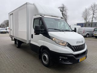 Iveco Daily 35S14H 2.3 automaat / bakwagen met laadklep / L 410 cm x B 210 cm x H 200 cm / rijklaar € 30.950 ex btw / lease vanaf € 554 / cruise en climate control / chauffeurs pakket !