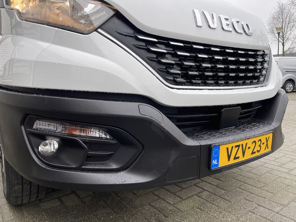 Iveco Daily 35S14H 2.3 automaat / bakwagen met laadklep / L 410 cm x B 210 cm x H 200 cm / rijklaar € 30.950 ex btw / lease vanaf € 554 / cruise en climate control / chauffeurs pakket !