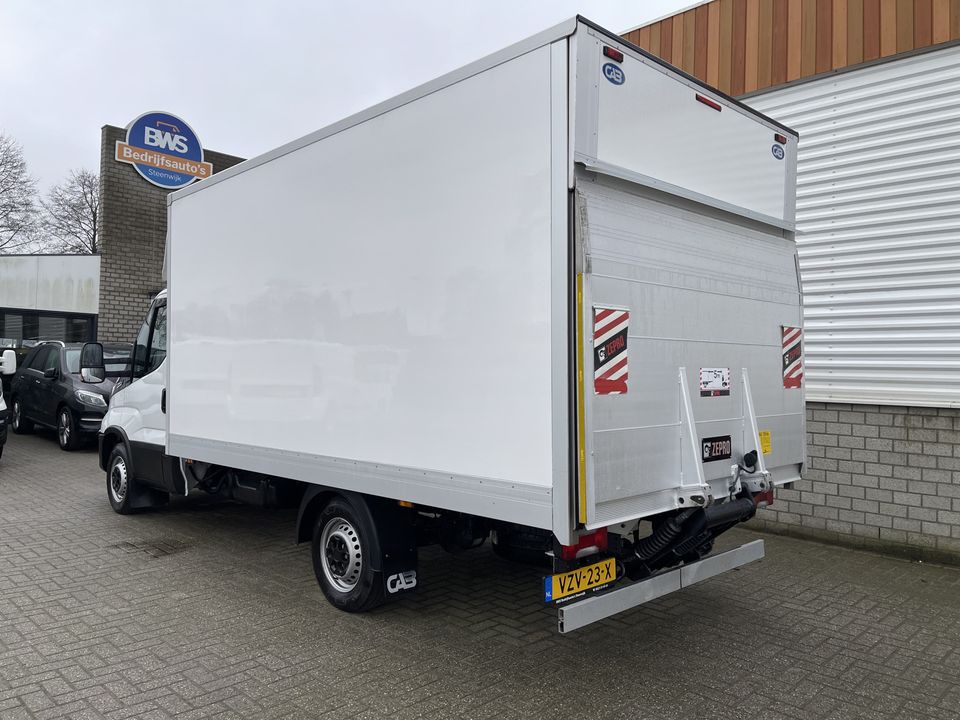 Iveco Daily 35S14H 2.3 automaat / bakwagen met laadklep / L 410 cm x B 210 cm x H 200 cm / rijklaar € 30.950 ex btw / lease vanaf € 554 / cruise en climate control / chauffeurs pakket !