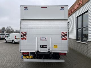 Iveco Daily 35S14H 2.3 automaat / bakwagen met laadklep / L 410 cm x B 210 cm x H 200 cm / rijklaar € 30.950 ex btw / lease vanaf € 554 / cruise en climate control / chauffeurs pakket !