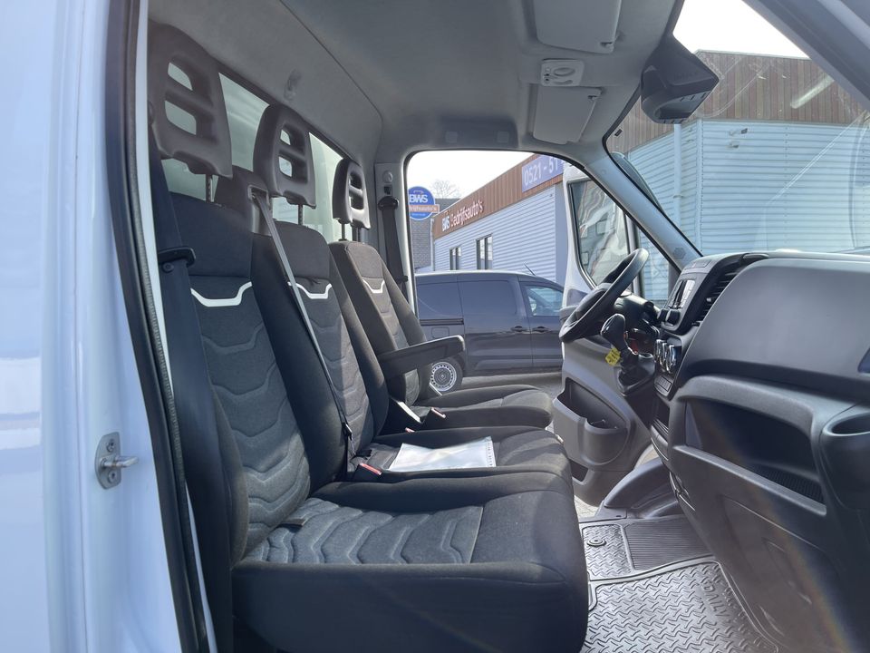 Iveco Daily 35S14 Himatic 8 traps automaat / bakwagen met laadklep / rijklaar € 30.950 ex btw / lease vanaf € 554 / cruise en climate control / standkachel en stoelverwarming