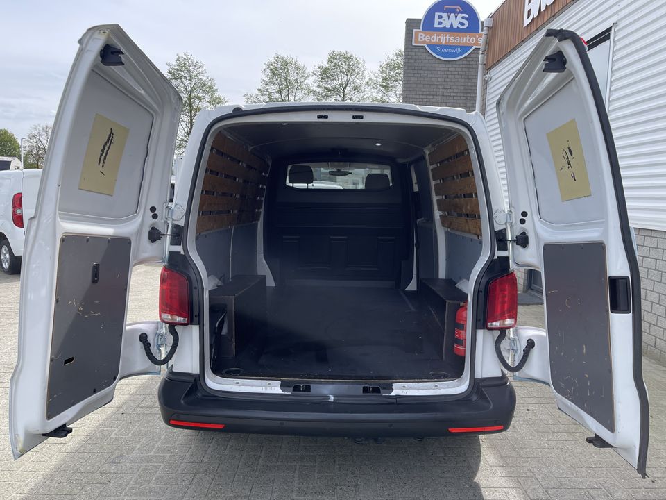 Volkswagen Transporter T6.1 / 2.0 TDI 110pk L2H1 28 Comfortline / vaste prijs rijklaar € 19.950 ex btw / lease vanaf € 366 / airco / achteruit rijcamera / dichte achterdeuren / pdc voor en achter !