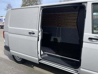 Volkswagen Transporter T6.1 / 2.0 TDI 110pk L2H1 28 Comfortline / vaste prijs rijklaar € 19.950 ex btw / lease vanaf € 366 / airco / achteruit rijcamera / dichte achterdeuren / pdc voor en achter !