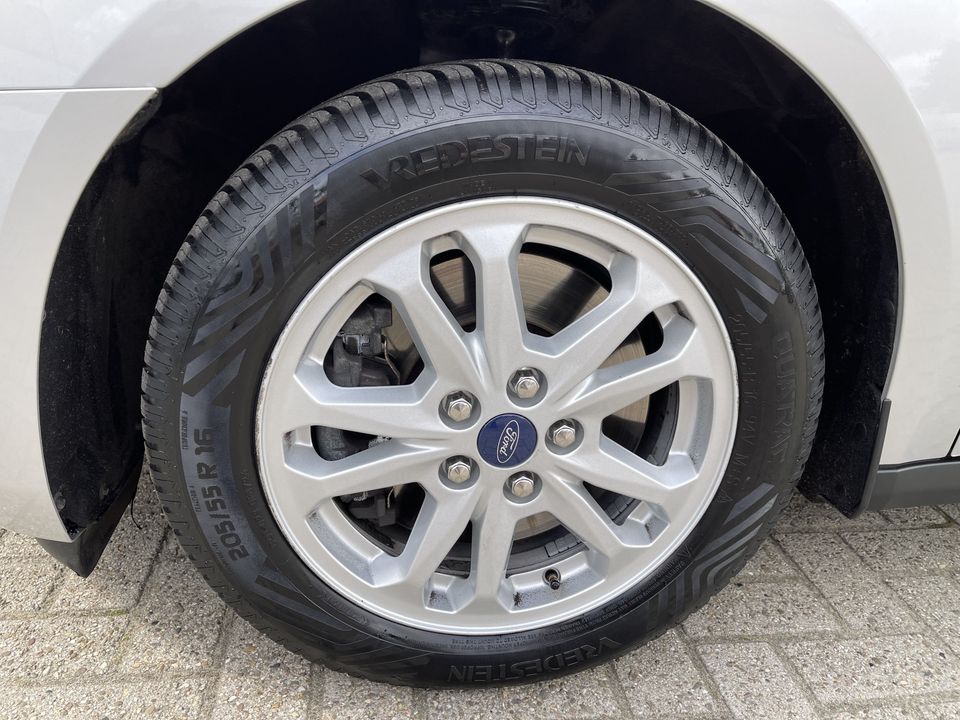 Ford Transit Connect 1.5 EcoBlue 120pk L2 Trend / vaste prijs rijklaar € 14.950 ex btw / lease vanaf € 274 / lichtmetalen velgen / trekhaak / airco / cruise / navi / camera !