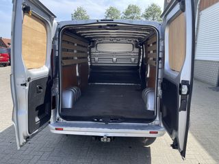 Renault Trafic 2.0 dCi 120pk T29 L2H1 Work Edition / vaste prijs rijklaar € 20.950 ex btw / lease vanaf € 375 / zilver metallic / airco / cruise / trekhaak / pdc achter / navigatie !