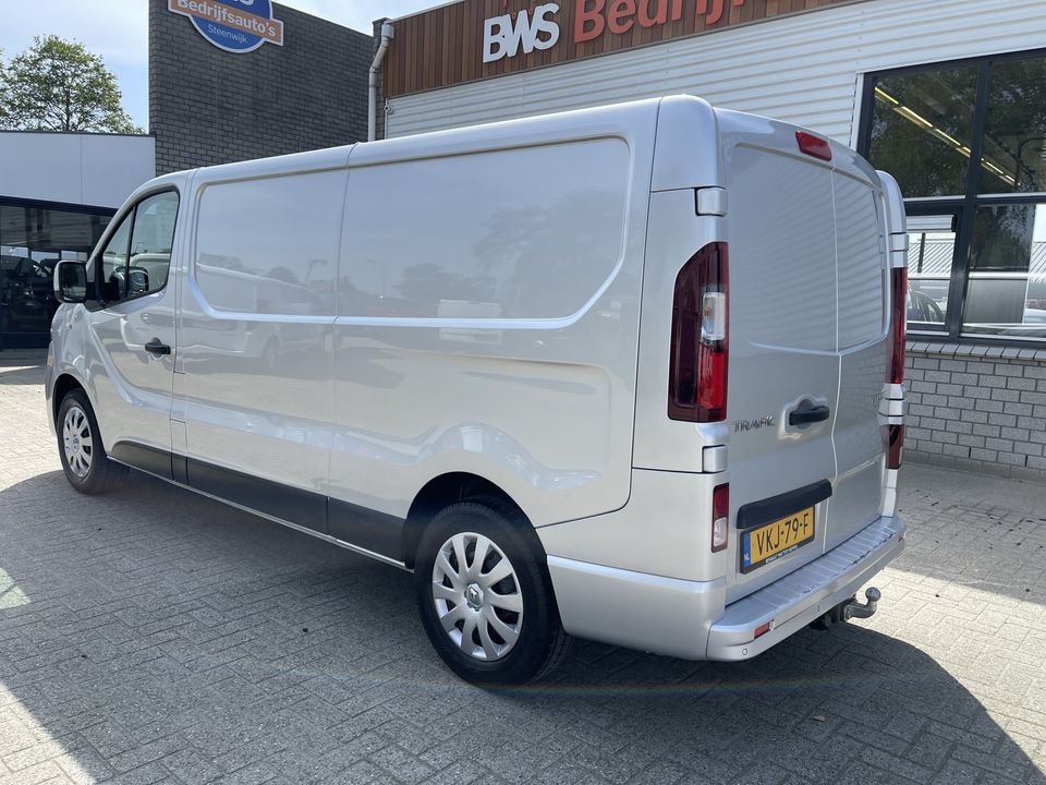 Renault Trafic 2.0 dCi 120pk T29 L2H1 Work Edition / vaste prijs rijklaar € 20.950 ex btw / lease vanaf € 375 / zilver metallic / airco / cruise / trekhaak / pdc achter / navigatie !