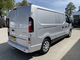 Renault Trafic 2.0 dCi 120pk T29 L2H1 Work Edition / vaste prijs rijklaar € 20.950 ex btw / lease vanaf € 375 / zilver metallic / airco / cruise / trekhaak / pdc achter / navigatie !