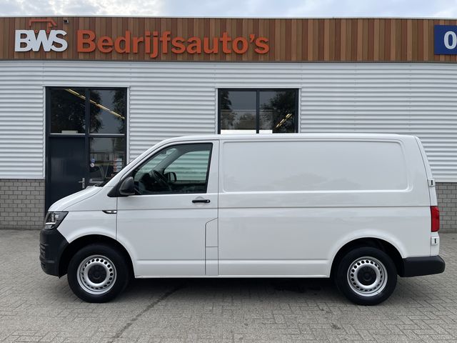 Volkswagen Transporter 2.0 TDI L1H1 / vaste prijs rijklaar € 15.950 ex btw / lease vanaf € 270 / airco / trekhaak / achterdeuren met ruiten / bijrijdersbank / euro 6 diesel !