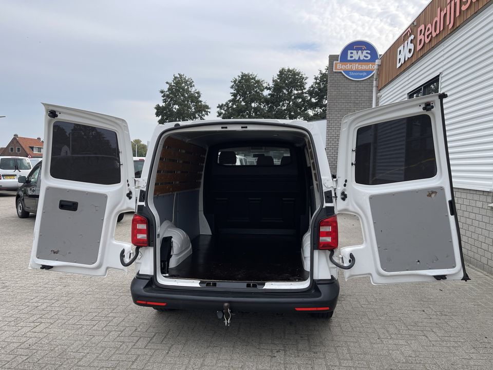 Volkswagen Transporter 2.0 TDI L1H1 / vaste prijs rijklaar € 15.950 ex btw / lease vanaf € 270 / airco / trekhaak / achterdeuren met ruiten / bijrijdersbank / euro 6 diesel !