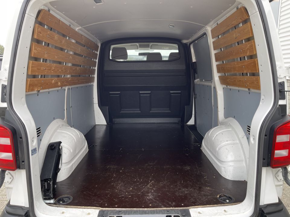 Volkswagen Transporter 2.0 TDI L1H1 / vaste prijs rijklaar € 15.950 ex btw / lease vanaf € 270 / airco / trekhaak / achterdeuren met ruiten / bijrijdersbank / euro 6 diesel !