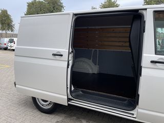 Volkswagen Transporter 2.0 TDI L1H1 / vaste prijs rijklaar € 15.950 ex btw / lease vanaf € 270 / airco / trekhaak / achterdeuren met ruiten / bijrijdersbank / euro 6 diesel !