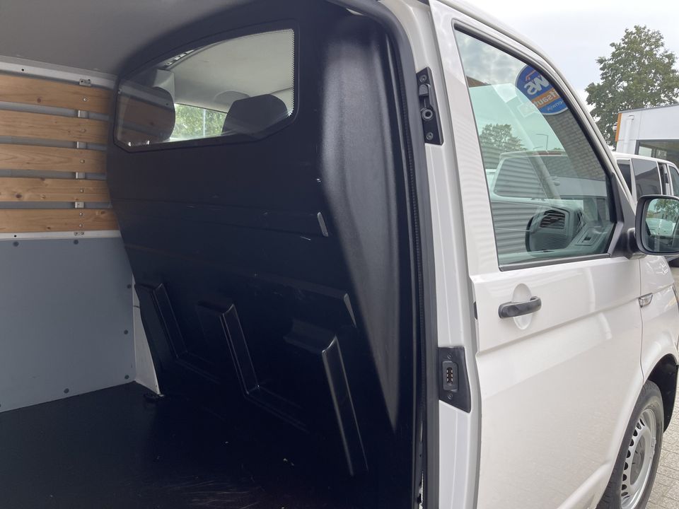 Volkswagen Transporter 2.0 TDI L1H1 / vaste prijs rijklaar € 15.950 ex btw / lease vanaf € 270 / airco / trekhaak / achterdeuren met ruiten / bijrijdersbank / euro 6 diesel !