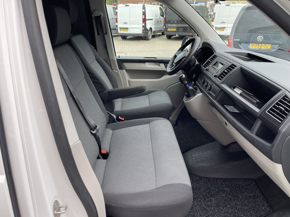 Volkswagen Transporter 2.0 TDI L1H1 / vaste prijs rijklaar € 15.950 ex btw / lease vanaf € 270 / airco / trekhaak / achterdeuren met ruiten / bijrijdersbank / euro 6 diesel !