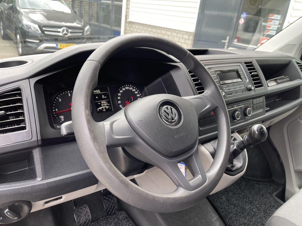 Volkswagen Transporter 2.0 TDI L1H1 / vaste prijs rijklaar € 15.950 ex btw / lease vanaf € 270 / airco / trekhaak / achterdeuren met ruiten / bijrijdersbank / euro 6 diesel !