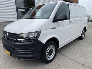 Volkswagen Transporter 2.0 TDI L1H1 / vaste prijs rijklaar € 15.950 ex btw / lease vanaf € 270 / airco / trekhaak / achterdeuren met ruiten / bijrijdersbank / euro 6 diesel !