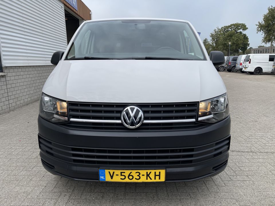 Volkswagen Transporter 2.0 TDI L1H1 / vaste prijs rijklaar € 15.950 ex btw / lease vanaf € 270 / airco / trekhaak / achterdeuren met ruiten / bijrijdersbank / euro 6 diesel !