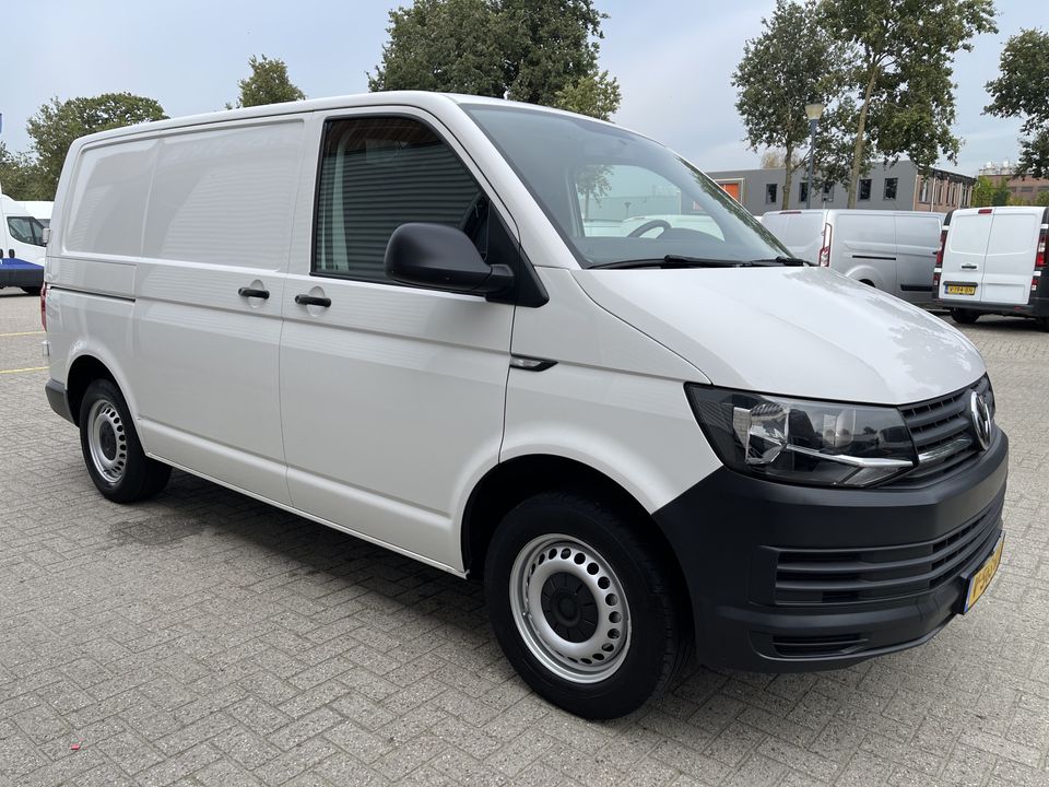 Volkswagen Transporter 2.0 TDI L1H1 / vaste prijs rijklaar € 15.950 ex btw / lease vanaf € 270 / airco / trekhaak / achterdeuren met ruiten / bijrijdersbank / euro 6 diesel !