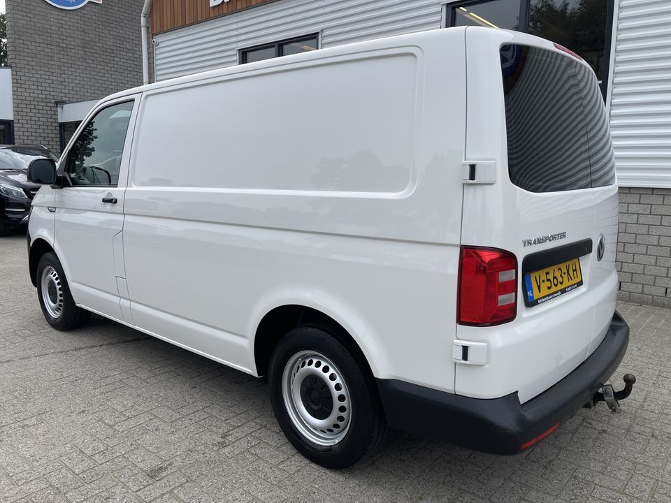 Volkswagen Transporter 2.0 TDI L1H1 / vaste prijs rijklaar € 15.950 ex btw / lease vanaf € 270 / airco / trekhaak / achterdeuren met ruiten / bijrijdersbank / euro 6 diesel !