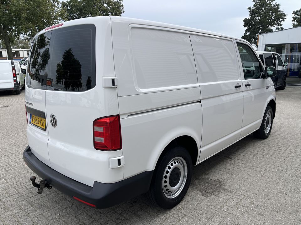 Volkswagen Transporter 2.0 TDI L1H1 / vaste prijs rijklaar € 15.950 ex btw / lease vanaf € 270 / airco / trekhaak / achterdeuren met ruiten / bijrijdersbank / euro 6 diesel !