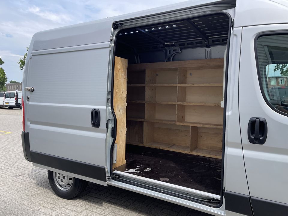 Peugeot Boxer 333 2.0 BlueHDI 164pk L2H2 Premium / vaste prijs rijklaar € 16.950 ex btw / lease vanaf € 329 / airco / cruise / navi / achteruit rijcamera / trekhaak 2500 kg !