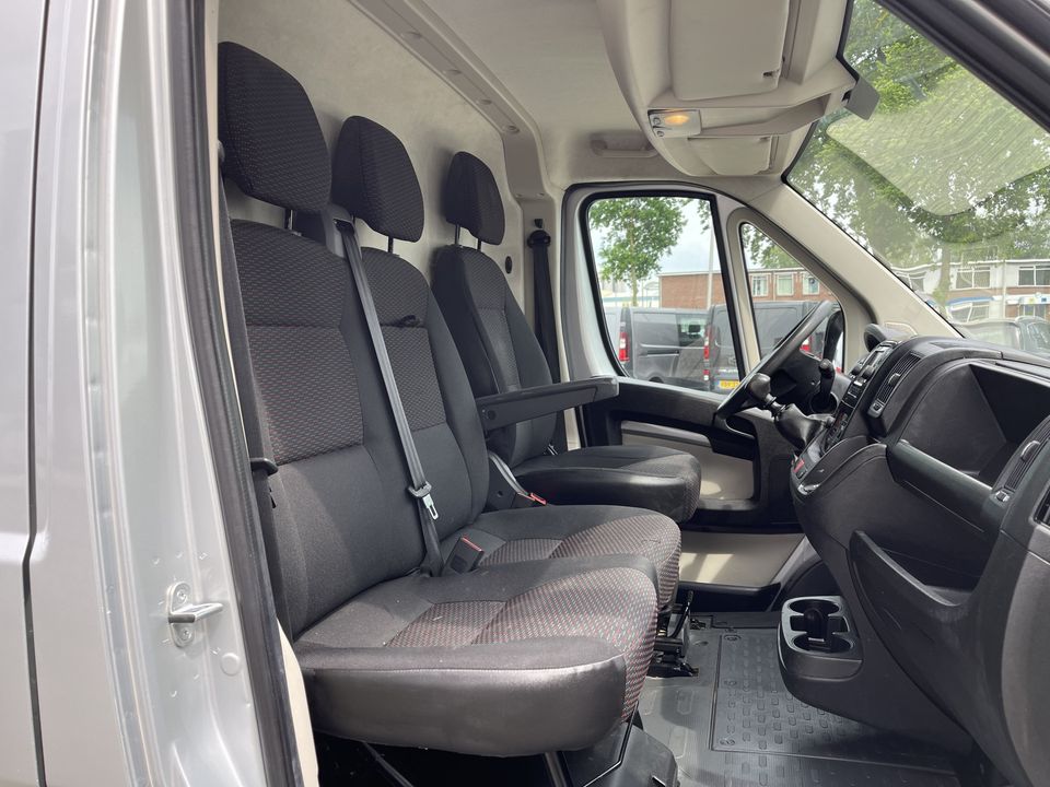 Peugeot Boxer 333 2.0 BlueHDI 164pk L2H2 Premium / vaste prijs rijklaar € 16.950 ex btw / lease vanaf € 329 / airco / cruise / navi / achteruit rijcamera / trekhaak 2500 kg !