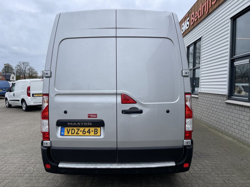 Renault Master T35 2.3 dCi 135 L3H2 DC 7 persoons / vaste prijs rijklaar € 25.850 ex btw / lease vanaf € 462 / airco / cruise / navi / trekhaak 2500 kg / pdc voor en achter / achteruit rijcamera !